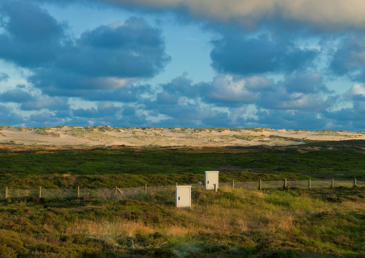 Stromkästen vor Wanderdünen